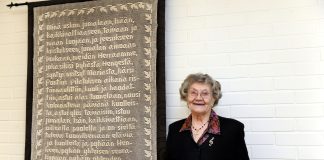 ”Kun tämä mummo kuolee, arkkuun pitää laittaa sukkulat ja virkkuukoukku” – Eeva Virtanen, 90, harrastaa rukousvirkkausta
