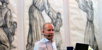 Antti Pentikäinen havaitsi jo lapsena, että jotkut ovat valmiita satuttamaan toisia pyhän nimissä – isoäitien lempeästä kristillisyydestä tuli tärkeää