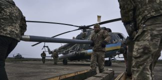 Professori Laato ja kenttäpiispa Särkiö pohtivat Kauniaisissa, mitä kristinuskon traditio on opettanut sodasta ja voiko kristitty osallistua sotaan