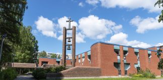 Kirkko ja minä sarjassa Eevi Kovaljeff: Kirkossa joku aina tervehtii