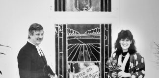 Mysteerikuva: Ketkä seisovat lasimaalauksen edessä? – Katso edellisen kuvan ratkaisu