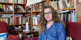 Kahden maan kansalaisen sanoittaja Kaija Pispa kertoo, mitä suosittu laulu merkitsee hänelle ja sotaa itkevälle Euroopalle