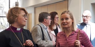 Puoluejohtaja Riikka Purra tuli valiokuntansa kanssa vierailulle kirkolliskokoukseen