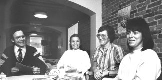 Mysteerikuva: Ketkä hymyilevät pöydän ääressä? – Katso myös edellisen kuvan ratkaisu