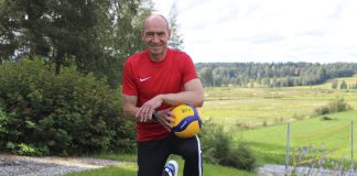 Vetelin seurakunnan kirkkoherralle Vesa Parpalalle lentopallo on täydellistä vastapainoa työelämälle: ”Peliporukka on hieno lisämauste elämään”