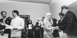 Mysteerikuva: Keillä on paperit käsissään? – Katso myös edellisen kuvan ratkaisu