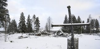 Ministeri Petri Honkonen ja piispa Seppo Häkkinen vierailevat kirkkopalon kokeneella Rautjärvellä