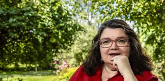 Helena Vaari maalaa käyttäen neulaa siveltimenään