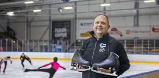 Vuoden isä Janne Saarela on muodostelmaluistelun harrastaja: ”Katsomossa heitin vitsinä, että pitäisikö meidän isienkin kokeilla”