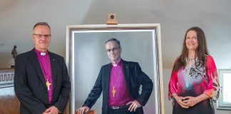 Arkkipiispa Tapio Luomasta klassinen muotokuva – ”Halusin korostaa elämän suuria linjoja”, sanoo taiteilija