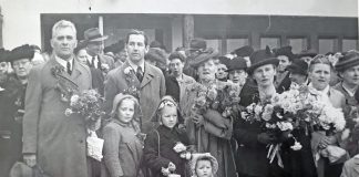 Mysteerikuva: Mikä seurue kukat käsissään? – Katso myös edellisen kuvan ratkaisu