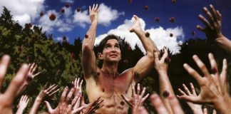 Näkökulma: Kulteissa viehättävät tarinat, mutta kiinnostuksen taustalla voi olla ripaus toivoa – Netflixin uutuus esittelee lähihistorian lahkoja