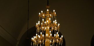 Seurakunnat osallistuvat Earth Hour -tapahtumaan: kynttiläillallinen, konsertteja, rukoushetkiä ja messuja hämärässä