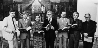 Mysteerikuva: Kirjat kädessä tässä seisotaan rivissä mutta ketkä ja miksi?