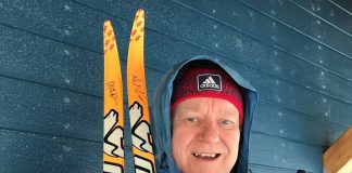 Entinen kirkkoherra sai mitalijuhlissa suksiinsa Iivo ja Kerttu Niskasen nimikirjoitukset