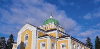 Tiekirkot toivottavat matkailijat tervetulleiksi – lue, miten ja missä ajatus tiekirkoista syntyi