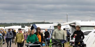 Kesäjuhlat: Vaikka lapsia ja nuoria Suviseuroilla paljon näkeekin, puheissa toistuu huoli nuorten tulevaisuudesta