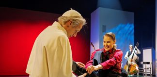 Arvio: Millä hinnalla myymme sielumme? Juha Hurmeen Asmodeus ja 1313 sielua –näytelmä selvittää kysymystä Helvetissä