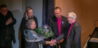 ”Kiitos kun olen saanut elää kutsumustani todeksi” – kirkolliskokous kiitti eläköityvää piispa Seppo Häkkistä