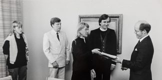 Mysteerikuva: Näyttää jonkin sortin lähetystöltä, keitä on kuvassa ja millä asialla?