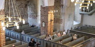 Messut avautuivat läsnäolevalle seurakunnalle myös Etelä-Suomessa – ”Veisasimme Suvivirren kesän ja toivon merkiksi”