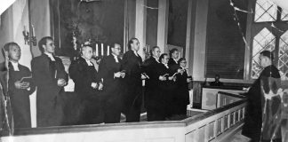 Mysteerikuva: Kymmenen pappia alttarilla, yksi on piispa