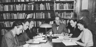 Mysteerikuva: Keitähän tässä istuskelee pöydän ääressä?