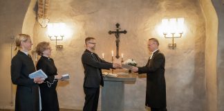 Arkkipiispa sai 60-vuotislahjaksi rukouskirjan – 130 kirjoittajan joukossa on paavi Franciscus