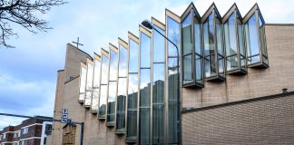 Joka toisessa helluntaiseurakunnassa ei kastettu viime vuonna yhtään uutta jäsentä