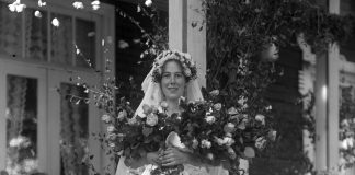 Näyttely: Hääpuvuissa näkyvät muotivirtaukset mutta myös naisen tarina