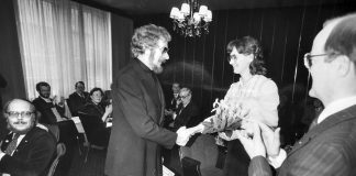 Mysteerikuva: Ketä onnitellaan kukkakimpun kera ja miksi?