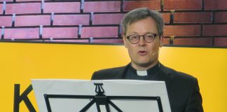 Sleyn toiminnanjohtaja Tom Säilä Evankeliumijuhlassa: Toitotamme evankeliumia ja tiivistämme yhteistyötä Kansanlähetyksen kanssa