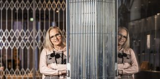 Teatterijohtaja ja papintytär Anna-Elina Lyytikäinen lakkasi kapinoimasta: ”Ymmärsin, miten suuri rakkaus isän mielen pohjalla oikeasti oli”