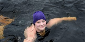 Kouvolan seurakunnan diakoni Tiia Rantanen pulahti avantoon Iitin Veteraanimajan saunalaiturilta ja siitä se lähti