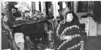 Ikääntynyt kirjailija Annikki Kariniemi vietti yksinäistä joulua Yli-Tornion Törmäsjärvellä pakkasten saartamana 1980-luvun alussa – Yllätysvieraat ilmestyivät suoraan ruokakomeron kautta