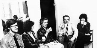 Mysteerikuva: Leppoisaa on ja suut muikeina, mutta keitä on kuvassa ja missä tilanteessa?