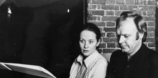 Mysteerikuva: Missä on tällainen tiiliseinä ja ketkä istuvat flyygelin äärellä?