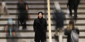 Laura Arikka uskoo dialogin pelastavan demokratian, jota vastakkainasettelut ja viholliskuvat uhkaavat