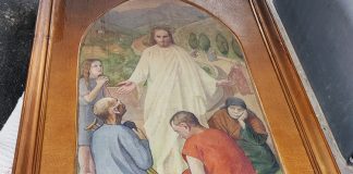 Tuhoutuneeksi luultu Anna Sahlsténin Hyvä paimen -maalaus pelastuikin Perkkaan kappelin palosta Espoossa