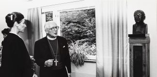 Mysteerikuva: On piispa ja patsas mutta kuka piispa ja ken toinen patsasta tutkii?