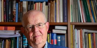 Emerituspiispa Gustav Björkstrandille merkittävä kirjallisuuspalkinto virsirunoutta koskevasta teoksesta