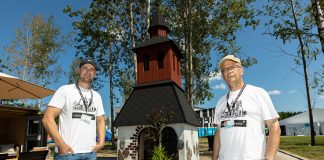 Kirkon kellotapulia jäljittelevä leikkimökki vangitsee katseet asuntomessuilla – ”Meillä on messut joka sunnuntai”, Lohjan seurakunta mainostaa