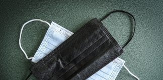 Kommentti: Koronasynti sekoittaa moralismin ja karnevalismin ja paljastaa, kuinka hankalaa syntipuhe on