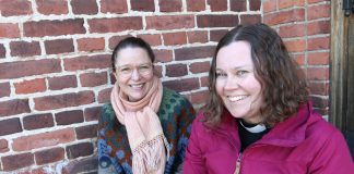 Savonlinnan seurakunnan neuleretriitti kasvoi sometapahtumaksi, jossa neulotaan hiljaisen viikon mysteerisukkaa