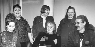 Mysteerikuva: Ketkä hymyilevät pöydän takana? – Katso myös edellisen kuvan ratkaisu