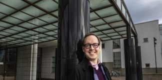 ”Laulaminen on täynnä oivalluksia” – Kanttori Heikki Hattunen päätyi Kansallisoopperan lavalle