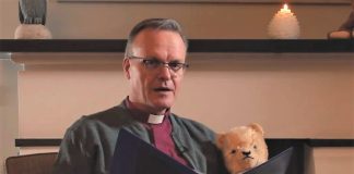 Joka aamu aattoon asti arkkipiispa lukee sadun Nalle-Kallen kanssa