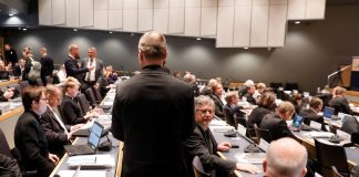 Korona levisi kirkolliskokouksessa – ”Vaihtoehtoja ei ole, kun koko muukin maailma on avoin”, sanoo sairastunut varapuheenjohtaja