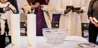 Koronavuonna kirkosta eroaminen väheni – tavallista myöhemmin kastetut lapset nostavat kirkkoon liittyneiden määrää