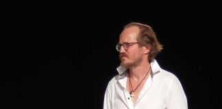 Kai Sadinmaa toimittaa Senaatintorilla Vapautuksen messun – ”Tapahtuma on manifesti yleisestä pappeudesta”